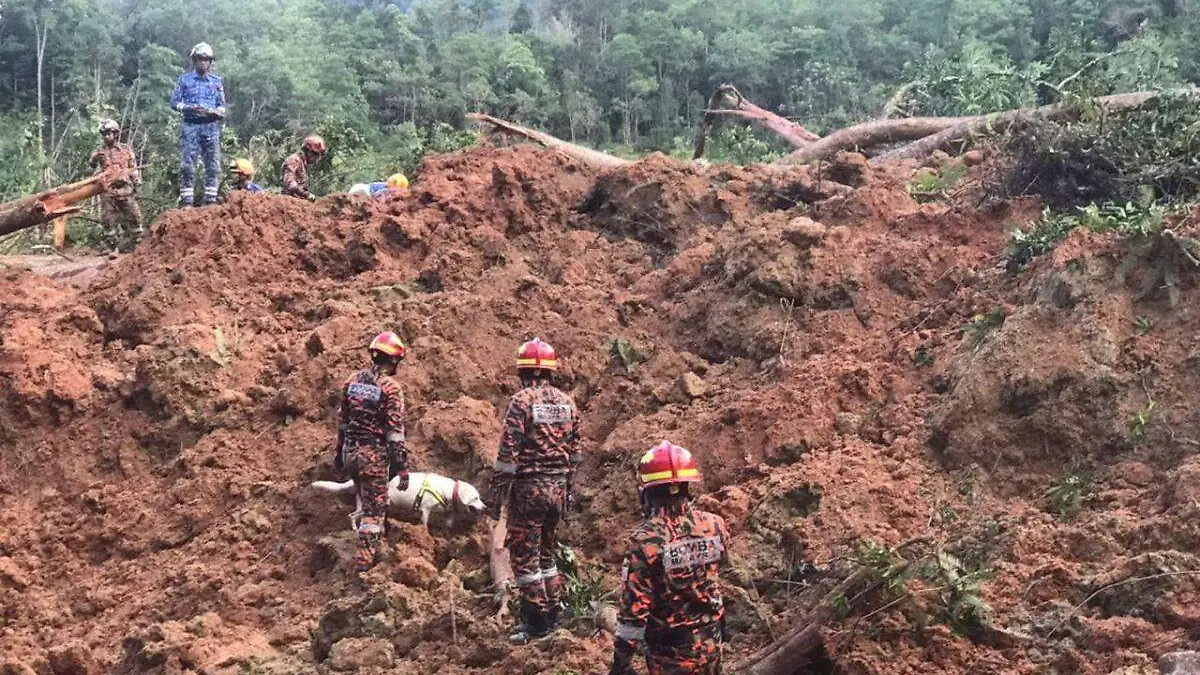 Deslizamiento de tierra en Malasia deja al menos 16 muertos y 17 desaparecidos